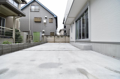 【駐車場】 | 多摩市一ノ宮　第８期 | 車好きのパパにはうれしい広さのヵースペース、休日には自慢の愛車を思う存分メンテナンス。