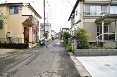 【前面道路含む現地写真】 | 多摩市一ノ宮　第８期 | 前面道路は閑静な住宅地の通りとなるため、車通りは多くありません。 安心して車庫入れ可能。