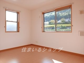 広島市安佐北区亀山９丁目のアパートの寝室