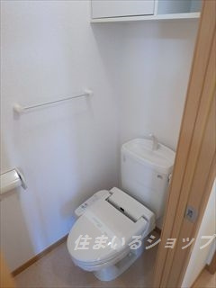 広島市安佐北区亀山９丁目のアパートのトイレ|シャワートイレ・収納棚あり