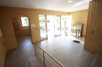 【エントランス】 | 手入れされ清潔感のあるエントランス