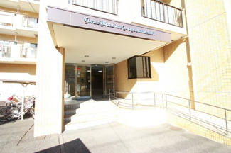 【エントランス】 | 手入れされ清潔感のあるエントランス