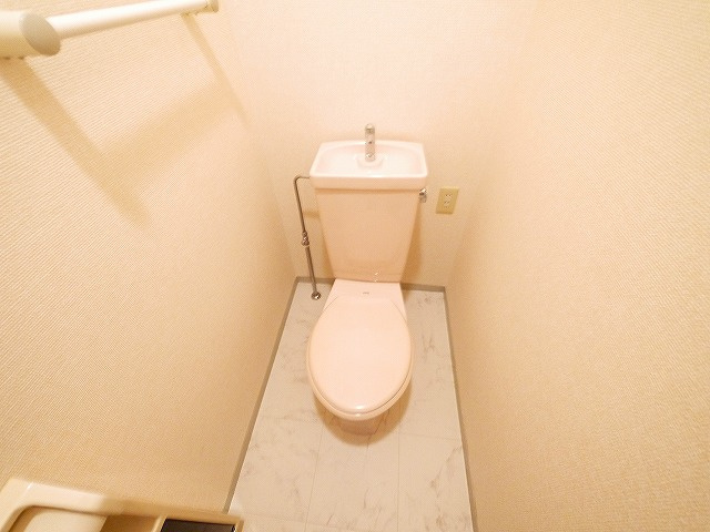 ベルパレスのトイレ|落ち着いた色調のトイレです