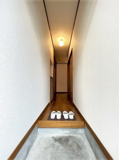 【展望】 | 玄関から室内への景観です！右手に洋室6帖のお部屋、左手に収納スペースがあります★