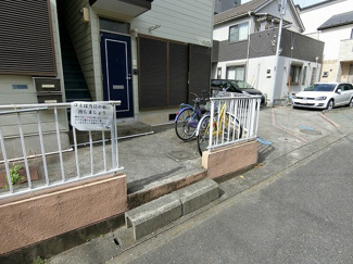 【エントランス】 | 玄関ポーチにはひさし付きです♪雨の日も濡れずに傘を差すことができますね♪