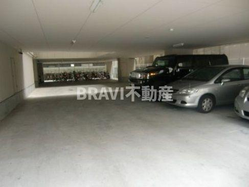 アーデン和泉町　BRAVI不動産の駐車場|【アーデン和泉町】駐車スペースもあります