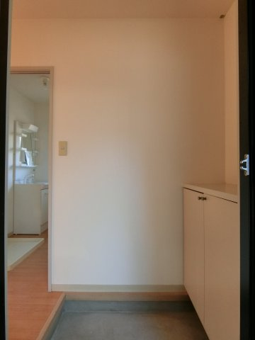 ヴィ・ラフィネ旗ヶ崎2号館の玄関