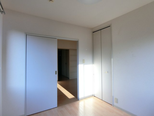 ヴィ・ラフィネ旗ヶ崎2号館の洋室