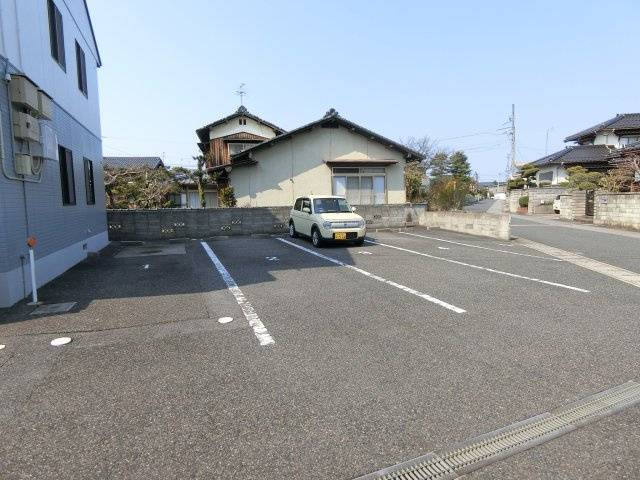 ヴィ・ラフィネ旗ヶ崎2号館の駐車場