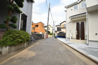 【前面道路含む現地写真】 | 南西側4ｍ公道　車の通行はほとんど御座いませんので小さなお子様にも安心の立地です。