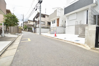 【前面道路含む現地写真】 | 東側4ｍ公道　交通量は少なく、小さなお子様にも安心です。