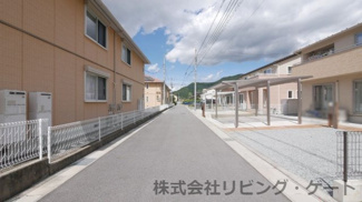 【周辺】 | 第三者の車の通行が少なく、お子様が遊んでいても安心な道路です。