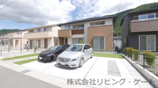 【外観】 | カースペースは並列3台分　その他にお庭スペースもございます。しっかりと整備された綺麗なお庭です。