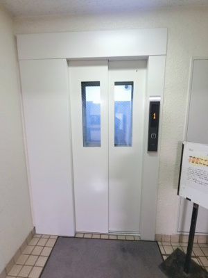 【その他共用部分】 | 鶴見ハイム | お買い物時やベビーカーの出し入れに便利なエレベーター付です。