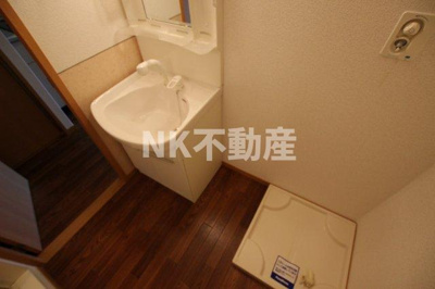 【洗面所】 | メゾンシャロームA（東花園賃貸） | コンパクトで使いやすい洗面所