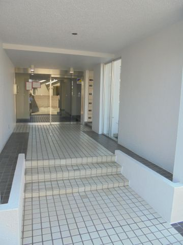市川プラザのエントランス