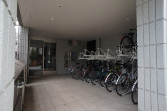 【その他共用部分】 | 二段式サイクルラック付きの自転車置場です。
