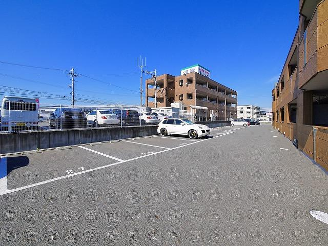 ファミールの駐車場|駐車スペースもあります