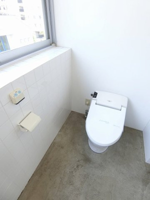 【トイレ】 | S･BLANC/エスブラン | 人気のバストイレ別です♪窓のあるトイレで換気もOK☆嫌なニオイがこもりません♪冬に特に嬉しい暖房便座機能も完備☆