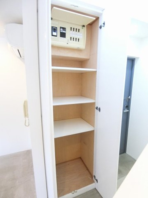 【収納】 | S･BLANC/エスブラン | リビングダイニングキッチンにある収納スペースです！奥行きのある収納で、かさ張るお掃除用品などもすっきり収納できて便利！