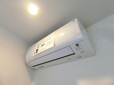 【設備】 | S･BLANC/エスブラン | 暑い夏や寒い冬に大活躍！リビングダイニングキッチンにあるエアコンです☆冷暖房完備で1年中快適に過ごせます♪洋室8.2帖のお部屋にも完備しています！