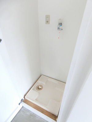 【設備】 | S･BLANC/エスブラン | 洋室8.2帖のお部屋のクローゼット横にある室内洗濯機置き場です♪防水パンが付いているので万が一の漏水にも安心です！