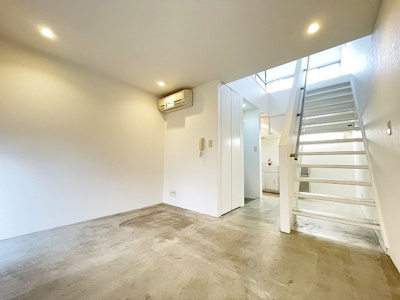 【居間・リビング】 | S･BLANC/エスブラン | リビングダイニングキッチン8.7帖☆エアコン付きで1年中快適に過ごせますね♪収納スペースもあるのでお部屋がすっきり片付きます◎