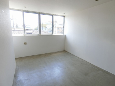 【洋室】 | S･BLANC/エスブラン | 南向き洋室8.2帖☆角部屋二面採光のお部屋です！ベッドを置いても広さに余裕があるので寝室としても最適♪こちらのお部屋にもエアコンが付いています☆