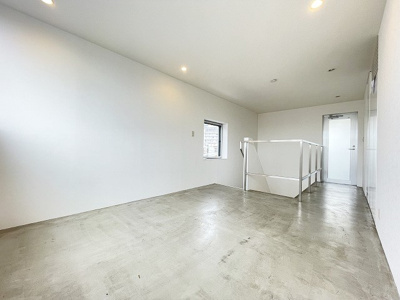 【寝室】 | S･BLANC/エスブラン | 南向き洋室8.2帖☆クローゼットがあります♪お洋服の多い方もお部屋が片付いて快適に過ごせますね♪