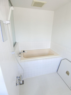 【浴室】 | S･BLANC/エスブラン | 清潔感のある浴室です♪ゆったりお風呂に浸かって一日の疲れもすっきりリフレッシュできますね☆換気のできる小窓付きです♪