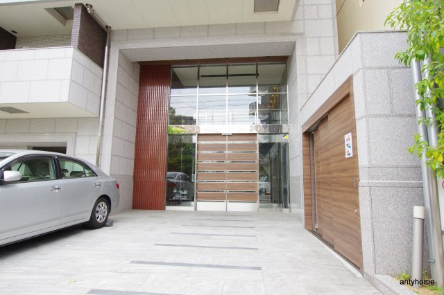 ファーストステージ江坂広芝町2　仲介手数料無料のエントランス