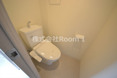 【トイレ】 | LaCASA玉造 | 清潔感のあるトイレです