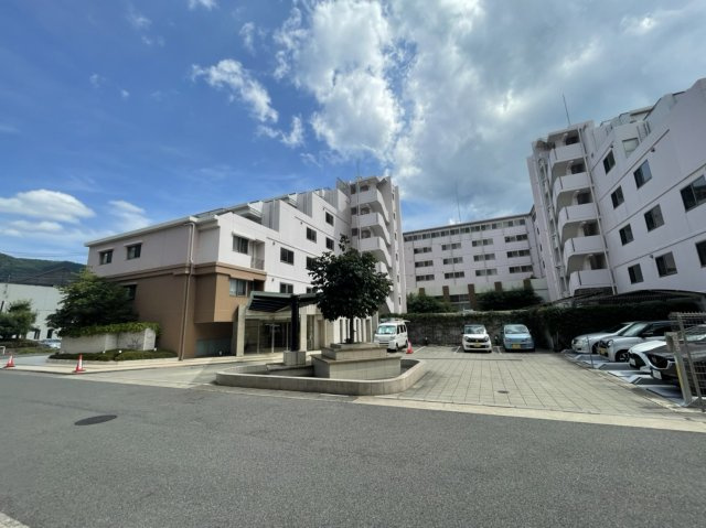 【生活しやすいリビング・安心の２４時間管理人常駐】ウィズフィール京都山科６階の外観|敷地内駐車場も完備！
隣はコインパーキングのため急な来客も対応可○
