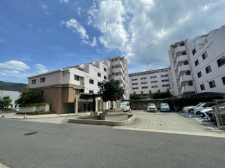 【外観】 | 敷地内駐車場も完備！
隣はコインパーキングのため急な来客も対応可○