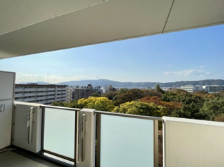 【展望】 | ベランダからの眺望です。公園の緑が広がります。