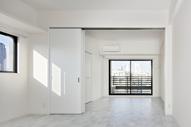 BRAVE北新町（ブレイブキタシンマチ）　BRAVI不動産の居間・リビング|【BRAVE北新町（ブレイブキタシンマチ）】こちらのリビングで趣味の時間をお楽しみください