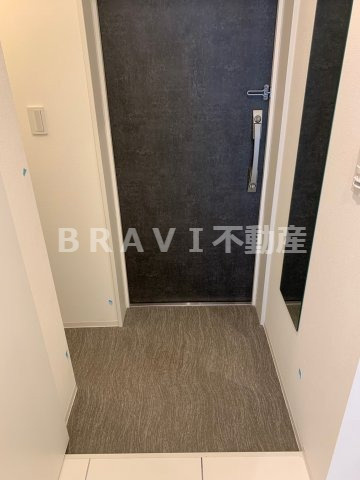 BRAVE北新町（ブレイブキタシンマチ）　BRAVI不動産の玄関|【BRAVE北新町（ブレイブキタシンマチ）】明るい玄関です