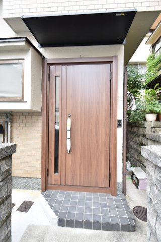 調子1丁目貸家のエントランス|玄関扉　新調