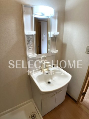 【独立洗面台】 | グランチェスタＡ | 独立洗面台、小物を置くことができて便利です