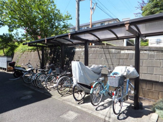 【その他共用部分】 | 屋根付きの駐輪場で雨が降っても大切な自転車が濡れなくてすみますね♪自転車はちょっとした移動手段に便利ですよ！