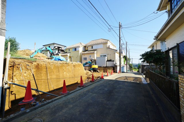 西谷駅徒歩１２分、高台の閑静な住宅街♪保土ヶ谷区西谷2丁目　全２棟新築戸建ての前面道路含む現地写真|高台に立地し陽当たり良好です