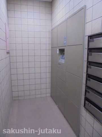 アルファグランデ西八千代のエントランス|宅配ボックス