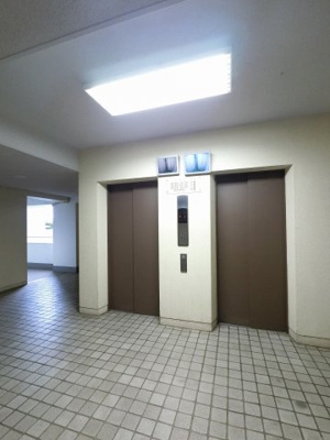 【その他共用部分】 | 日吉台マンション | お買い物時やベビーカーの出し入れに便利なエレベーター付
混雑時にも便利なエレベーター2基付です。