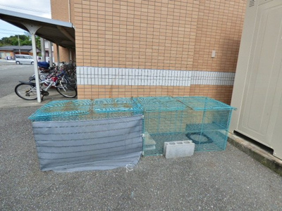 【その他共用部分】 | ニューリバティ藤田 | エントランスの向かって右側奥に業者回収敷地内ゴミ置場あり。