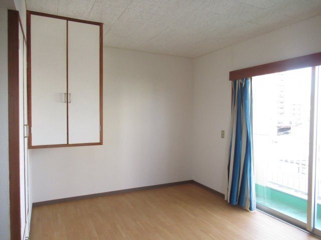 半田コーポの洋室