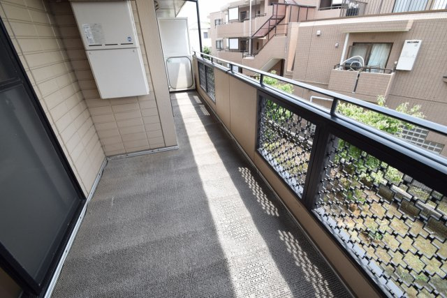 ロイヤルコートのバルコニー|南向きで明るいベランダです