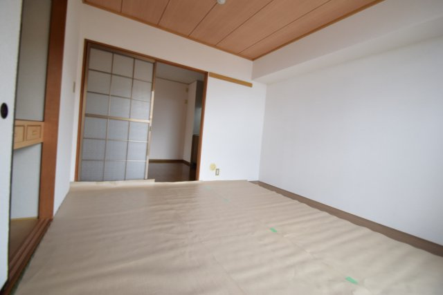 ロイヤルコートの居間・リビング|うれしい出窓もあります。（角部屋の写真）