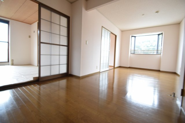 ロイヤルコートの居間・リビング|リビング広いです。（角部屋の写真）