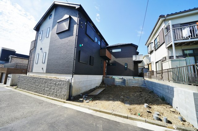前面道路６ｍにつき開放感があります♪保土ヶ谷区法泉2丁目　全３棟新築戸建ての外観|第一種低層住居専用地域の閑静な住宅街に立地しています
