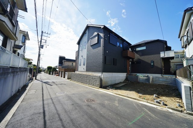 前面道路６ｍにつき開放感があります♪保土ヶ谷区法泉2丁目　全３棟新築戸建ての前面道路含む現地写真|東側約6ｍの公道に面しています